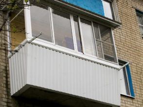 Остекление балкона с расширением середины и отделка сайдингом.