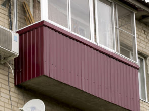 Алюминиевое остекление балкона с монтажом крыши, экрана и отлива металлопрофилем в один цвет.